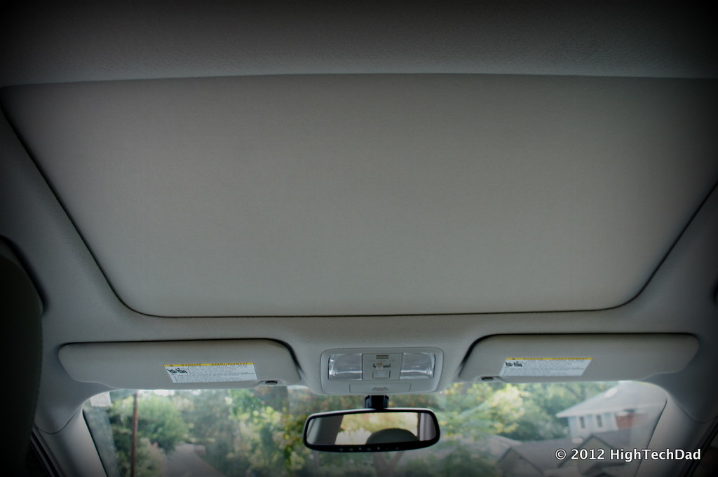 Console de teto de um carro com os botões de comando do teto solar