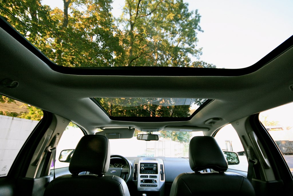 Interior de um SUV com teto panorâmico de vidro