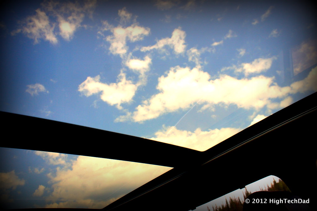 Céu com nuvens visto pelo vidro de um teto panorâmico